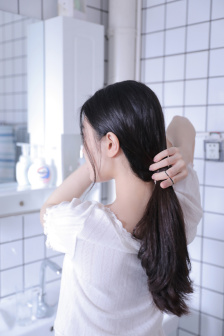 《漂亮的女邻居》三级